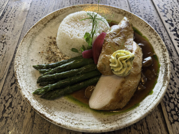 Fűszervajas csirkemell steak, szegfűgombás pecsenyelé, zöldspárga, jázmin rizs