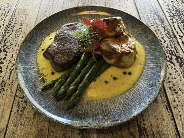 Marha rump steak 230g, vajas zöldspárga, szarvasgombás hollandi mártás, gratin burgonya